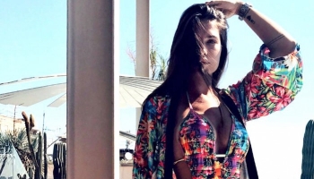 Ludovica Valli veste kimono Alikebikini abbinandolo al trikini nero e  Jardin